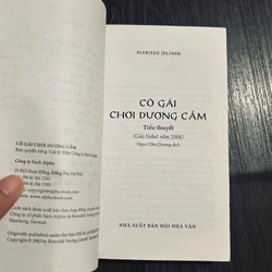 Cô gái chơi dương cầm 446568