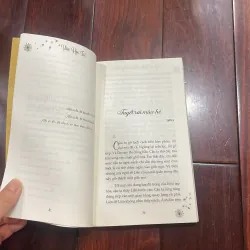 Văn học trẻ - những cánh hoa bay về trời nxb LD 2017  1025872