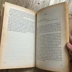 Sách ngoại văn- The other side of the bridge 568733