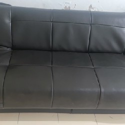 Bộ sofa của UMA: 1 ghế sofa giường 1,8m+1 bàn gỗ sồi 60cmx60cm+2 đôn 40cmx40cm