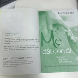 Mẹ dắt con đi 496303