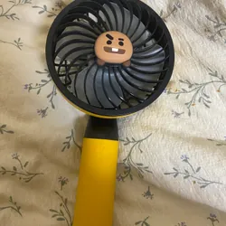 Quạt cầm tay Bt21 Shocky ver 1 tặng kèm dây đeo, nguyên hộp 590832