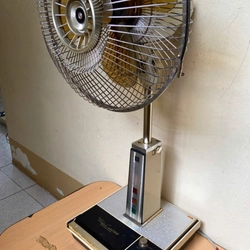 Quạt đứng Mitsubishi nắp lật phím cảm ứng có đèn cánh 30 màu vàng cát .100v 470648