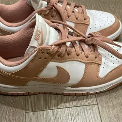 Giày thể thao Nike màu nâu, trắng hình dáng năng động 746989