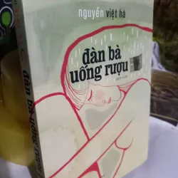 người đàn bà uống rượu