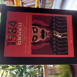 1984
George Orwell
Bìa cứng, có chữ ký dịch giả 46569