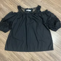 Áo kiểu trễ vai có ren thêu size M 934810