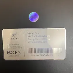 Phụ kiện sạc và bàn phím cơ kiểu dáng hiện đại, màu sắc đen vàng 721061