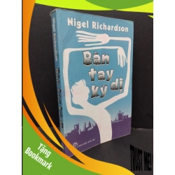 (TẶNG BOOKMARK) Bàn tay kỳ dị mới 60% bẩn bìa, ố, tróc bìa, tróc gáy, rách gáy, có mộc NXB 2011 RBK1209 Nigel Richardson VĂN HỌC