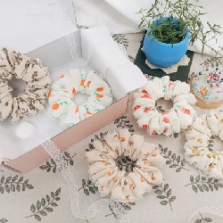 Scrunchies tái chế từ vải vụn 1951