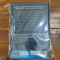 Đứa trê được nuôi trong chuồng chó  1047028