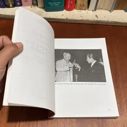 II Sách Lịch Sử: Hồ Chí Minh Với Nhân Dân Lào - 2005 800355