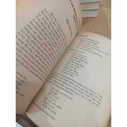 Tủ sách văn học trong nhà trường