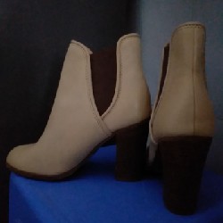 Bốt cổ ngắn size 37, màu kem