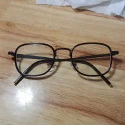 mắt kính gọng kim loại đen