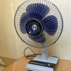 Quạt bàn Toshiba thân gang sắt ,điện 100v