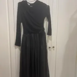 Đầm dạ hội maxi tay dài phối hoa nổi bật màu đỏ thẫm