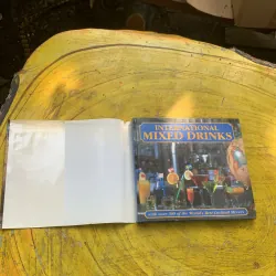 INTERNATIONAL MIXED DRINKS WITH OVER 300 OF THE WORLD’S BEST COCKTAIL MIXERS  778973