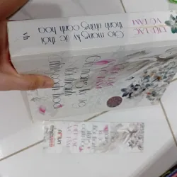 Sách Gió mang kí ức thổi thành những cánh hoa 1024841