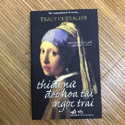 Thiếu nữ đeo hoa tai ngọc trai 