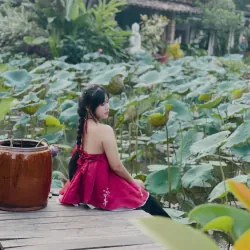 Trang phục truyền thống áo yếm và váy nữ cách điệu màu đỏ phối hoa văn 786320