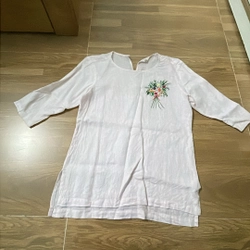 áo linen nữ màu hồng thêu hoa, size M+ độ mới 50%