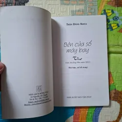 Bên cửa sổ máy bay 795771