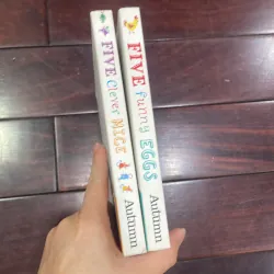 NGOẠI VĂN : sách tiếng anh counting :Five Funny Eggs hoặc Five Clever Mice : chọn 1 quyển  1027981