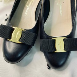 Salvatore ferragamo vara size 6C black 195270