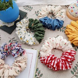 Scrunchies tái chế từ vải vụn 1951