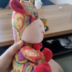 một con thú nhồi bông hình con bò . Hàng 2hand 996583