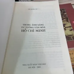 TRONG ÁNH SÁNG TƯ TƯỞNG VĂN HOÁ HỒ CHÍ MINH - LÊ XUÂN VŨ  1021635