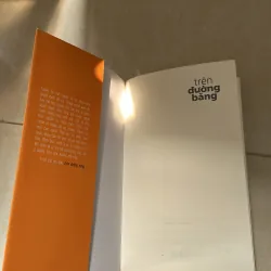 Sách “trên đường băng” 1006193