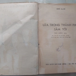 LỬA TRONG THÀNH PHỐ SẨM TỐI.
Tác giả: Ê-Nô Ra-Út.
Dịch giả: Thu Hằng 304189