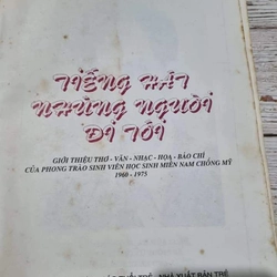 Tiếng hát những người đi tới 
Thơ - nhạc - họa
Sách khổ lớn, bìa cứng + áo , 620 trang 
 309357