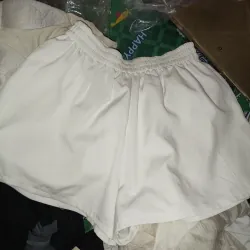 Quần đùi trắng