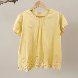 Áo sơ mi nữ cổ tròn tay ngắn màu vàng thêu họa tiết 1023299