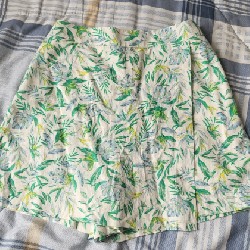 Chân váy Uniqlo in hình lá size S