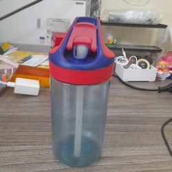 Bình nước có ống hút cho bé đi nhà trẻ
