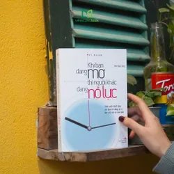 Sách: Khi Bạn Đang Mơ Thì Người Khác Đang Nỗ Lực (Tái Bản) 731120