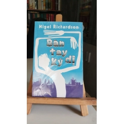 Bàn tay kì dị mới 100% có bọc sách Nigel Richardson [1301] SÁCH VĂN HỌC STB100