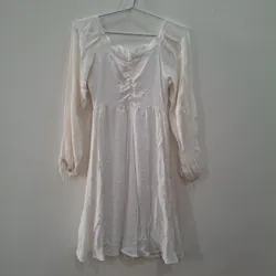 Đầm trắng tay dài phù hợp mặc đi làm hoặc dạo phố