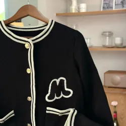 Áo khoác len đen viền trắng chừm cừu size L 734454