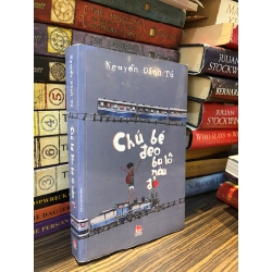 Chú bé đeo ba lô màu đỏ - Nguyễn Đình Tú