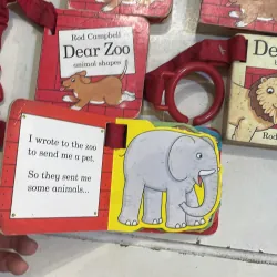 Ngoại văn : Rod Campbell : DEAR ZOO : animal shapes & buggy book ( chọn 1 quyển )  1027456