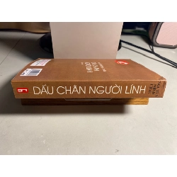 Dấu chân người lính -Tác giả Nguyễn Minh Châu -NXB Thanh Niên 2004 (bản kỉ niệm 50 năm NXB) -Bìa mềm,khổ 13x19cm,563 trang -sách lưu kho chưa qua sử dụng, chất lượng tốt 449786