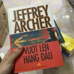 Vượt lên hàng đầu bìa cứng 