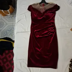 Đầm nhung màu đỏ đô đính đá sang trọng còn mới 98% size M (46-52kg)( 749153