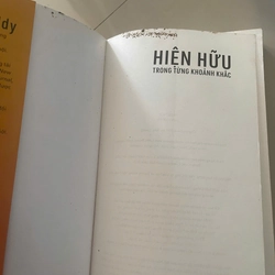 (Sách Cũ) Hiện hữu trong từng khoảnh khắc - Mới 70% (gạch chân, ẩm nhẹ, rìa bẩn) (Hoi) 42517