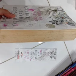 Sách Gió mang kí ức thổi thành những cánh hoa 1024841